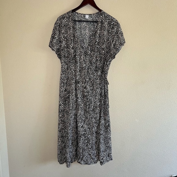 Old Navy Dresses & Skirts - Old Navy size XXL cheetah print midi length wrap dress